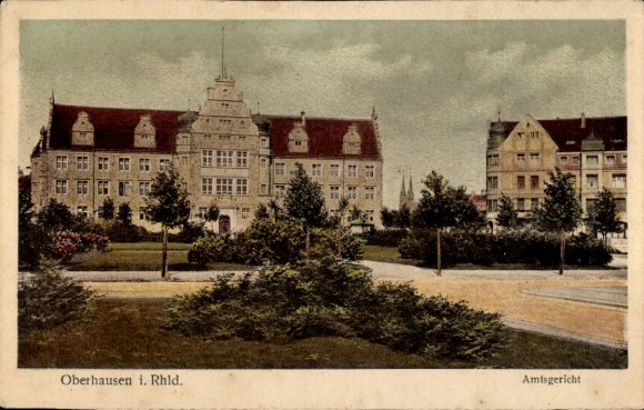 Ak Oberhausen im Ruhrgebiet, Historisches Gebäude, Amtsgericht, gepflegte Gartenanlage, blaue ...