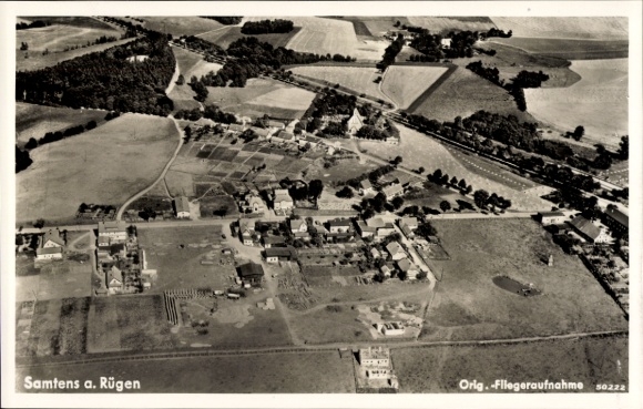 Ak Samtens auf Rügen, Luftaufnahme von Samtens, landwirtschaftliche Flächen, Gebäude, Bäume