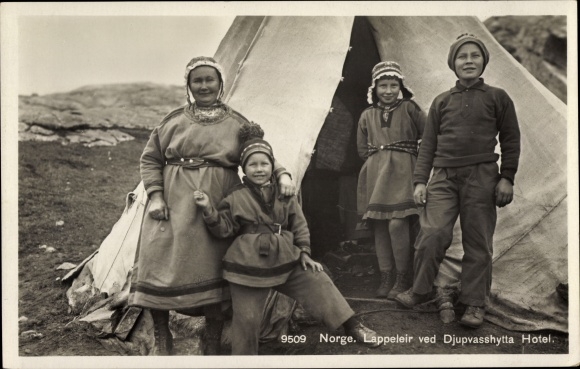 Postcard Norway, Lappeleir ved Djupvasshytta Hotel, rags in front of their tent