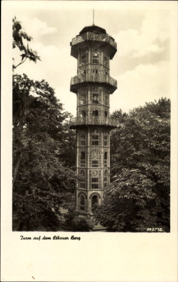 Ak Löbau in Sachsen, Turm auf dem Löbauer Berg, Historische Architektur, Bäume im Vordergrund