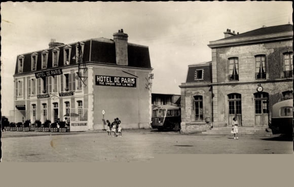 Postcard Courseulles sur Mer Calvados, The Station and the Hotel de Paris, Busse parked