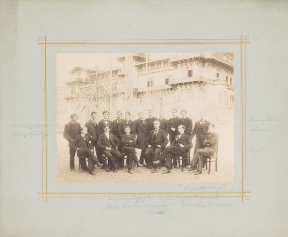 Foto Jena, Gruppenaufnahme junger Männer vor einem Gebäude, 1894