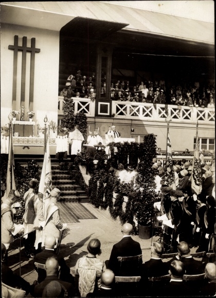 Studentika Foto Berlin, Geistliche vor einem Altar, Zuschauer, Studenten