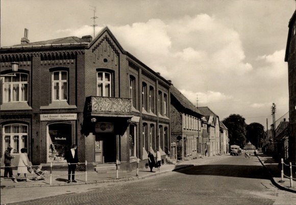 Postcard Schönberg in Mecklenburg, Ernst Thälmann Straße, bookstore Emil Hempel