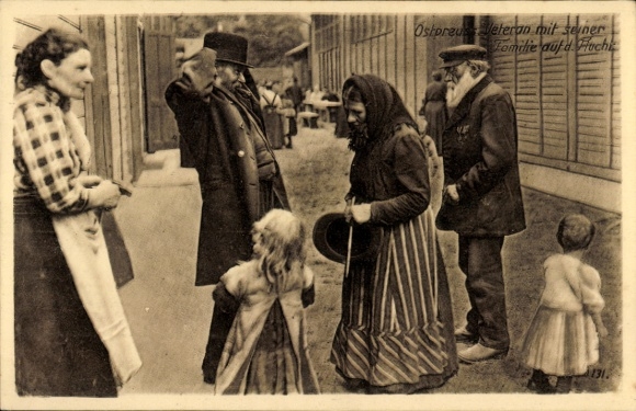 Postcard East Prussia, East Prussian veteran with his family on the run