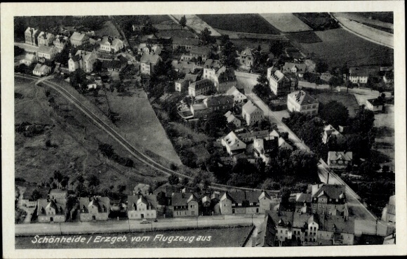 Ak Schönheide im Erzgebirge Sachsen, Luftaufnahme von  Häuser, Straßen, Landschaft