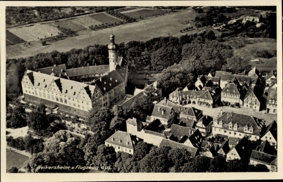 Ak Weikersheim in Tauberfranken, Fliegeraufnahme, Schloss