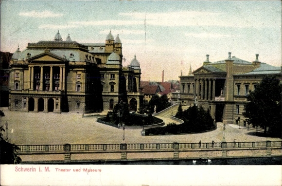 Ak Schwerin in Mecklenburg, Theater, Museum,  Gebäude, Schriftzug Schwerin i. M.