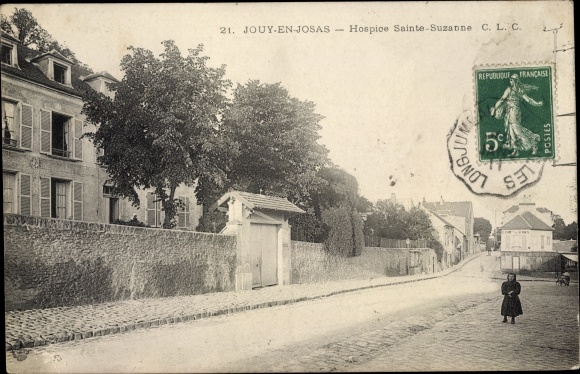 Postcard Jouy en Josas Yvelines, Hospice Sainte Suzanne, exterior view, main door, woman