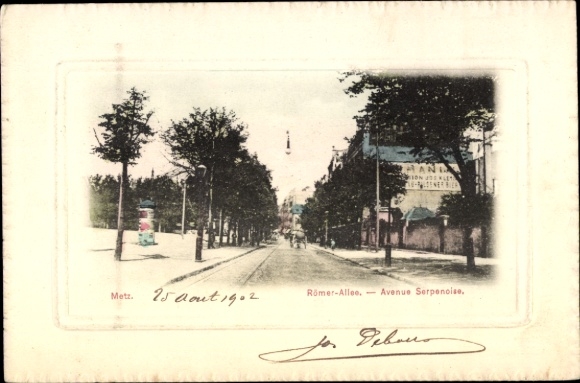 Ak Metz Moselle,  Römer-Allee, Avenue Serpenoise, Straße mit Bäumen, Plakat