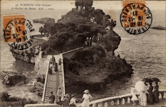 Ansichtkaart Biarritz Pyrénées Atlantiques, Le Rocher du Basta, kustlandschap, mensen, poststempel