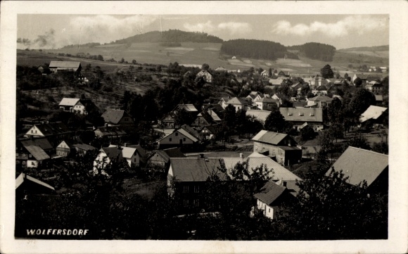 Ak Wolfersdorf in Thüringen, landschap van heuvels, huizen, zwart-witfotografie