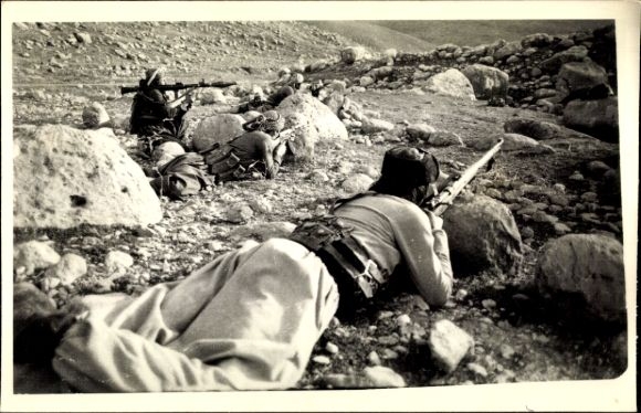 Foto Ak Iran, Männer mit Gewehren und Panzerfaust, Komalah