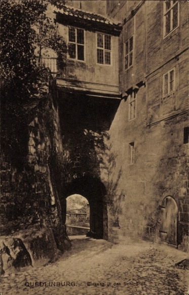 Ak Quedlinburg in het Harzgebergte, ingang van de Schiele, architectuur, stenen muren, geplaveid pad