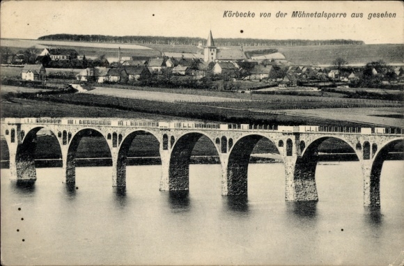 Ak Körbecke Möhnesee in Nordrhein Westfalen,  Möhnetalsperre, Wasserbrücke, Kirche, Landschaft