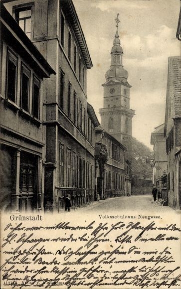 Ak Grünstadt an der Weinstraße Pfalz, Fassade mit alten Häusern, Uhrenturm, Straßenansicht, r Cha