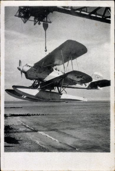 Postcard Luftwaffe, sea fighter aircraft Heinkel He 60, M aircraft is lifted out of the water