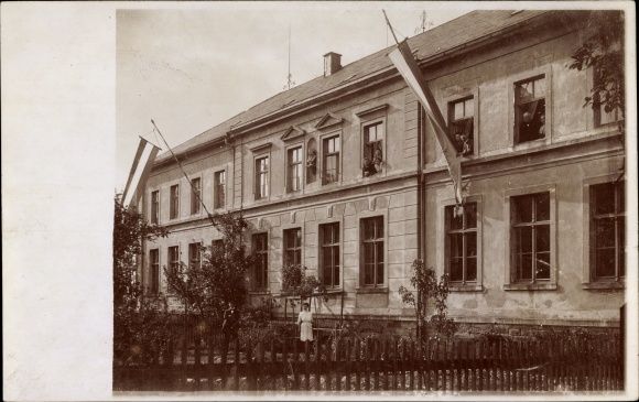 Photo Postcard Berthelsdorf Weißenborn in the Ore Mountains, school with flags