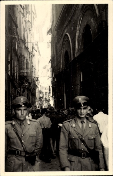 foto Ak Genova Genoa Ligurië, politiepatrouille in het havengebied