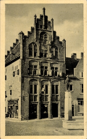 Postcard Venlo Limburg Netherlands, Römerhuis restored in 1949. Schinkemannetje with fountain 1953.