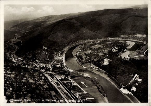 Ak Hirschhorn am Neckar Hessen, Luftbild von Hirschhorn, Neckar, bewaldete Hügel, Neckarfluss