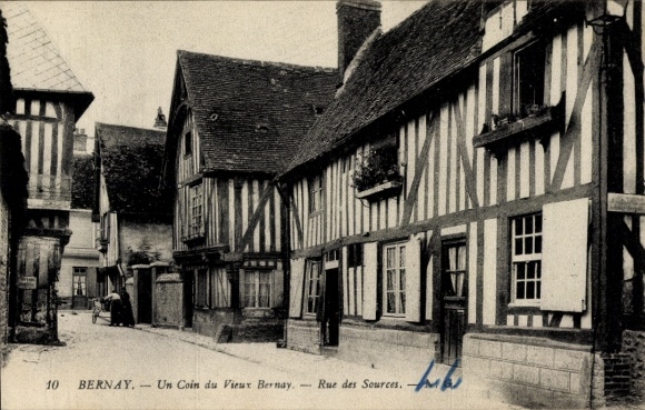 Ak Bernay Eure, Historische Fachwerkhäuser, Rue des Sources, idyllische Altstadtinszenierung