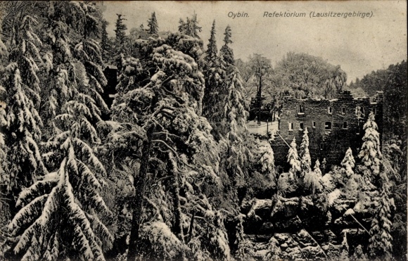 Ak Oybin in der Oberlausitz, Schneebedeckte Bäume, Ruinen im Hintergrund, Schwarz-Weiß-Foto, Berg