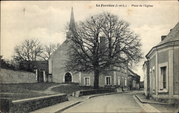 Postcard La Ferriere Maine et Loire, square in front of the church, quiet street, large trees, rural architecture