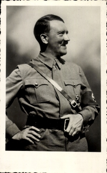 KP Führer i kanclerz Rzeszy Adolf Hitler w mundurze partyjnym, portret stojący