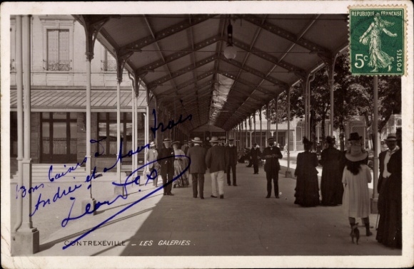 Ak Contrexéville Lothringen Vosges, Galerien, Menschen in r Kleidung, Architektur