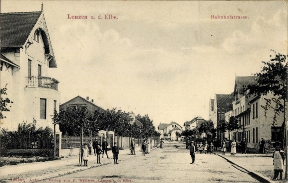 KP Lenzen an der Elbe Prignitz, Bahnhofstraße, widok, ludzie na ulicy, domy