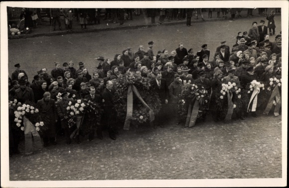Photo Sternberg in Mecklenburg, people with grave wreaths, funeral service for Josef Stalin