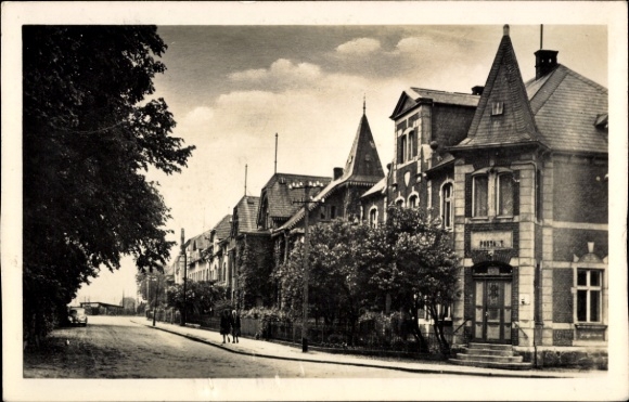 KP Neustrelitz w Meklemburgii, architektura miejska, domy z wieżyczkami, rząd drzew, ulica