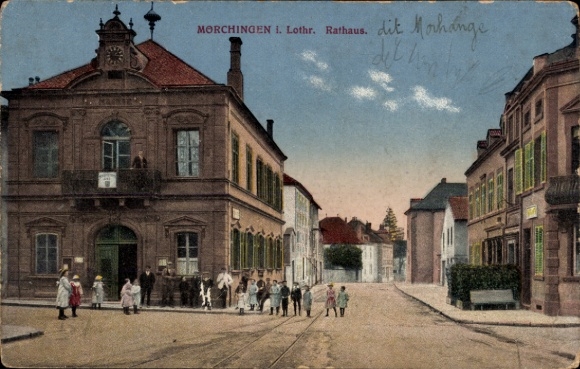 Ak Morhange Mörchingen Lothringen Moselle, Rathaus von  Straßenansicht, Menschen auf der Straße