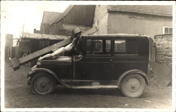 Photo Postcard Mundenheim Ludwigshafen, traffic accident, car drove into a cross, Wollstraße