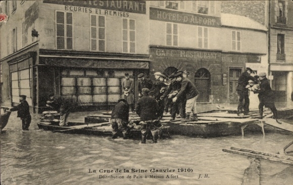 PC Maisons Alfort Val de Marne, flood January 1910, distribution of bread