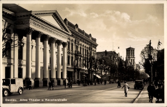 Postcard Dessau in Saxony-Anhalt, Old Theater, Kavalierstraße, street view, architecture