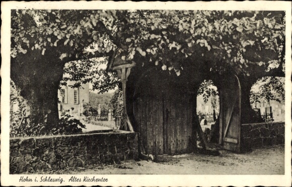 Ak Hohn in Sleeswijk-Holstein, oude kerkpoort, oude stenen muren, bomen, architectuur