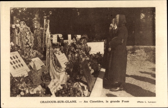 Postcard Oradour sur Glane Haute Vienne, In the cemetery, the great pit