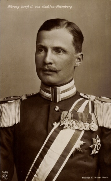 Ak Herzog Ernst II. von Sachsen Altenburg, Portrait in Uniform, Orden, NPG 5262