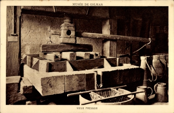 Ak Colmar Kolmar Elsass Haut Rhin, Musee de  Vieux Pressoir, alte Presse, Holzstruktur,  Objekte