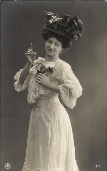 Postcard Eisfeld in Thuringia, A young woman with hat and dress.