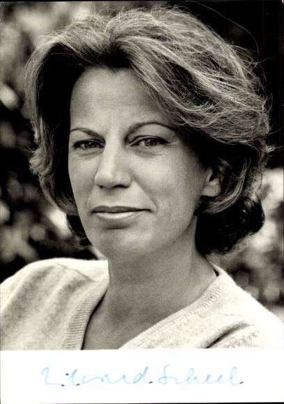 Picture of doctor and founder of the German Cancer Aid Mildred Scheel, autograph