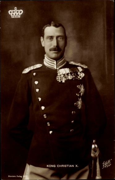 Postcard King Christian X of Denmark, portrait in uniform