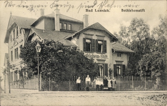 Ak Bad Lausick in Sachsen, Vorderansicht des Bethlehem-Stifts, mehrere Personen,  Architektur