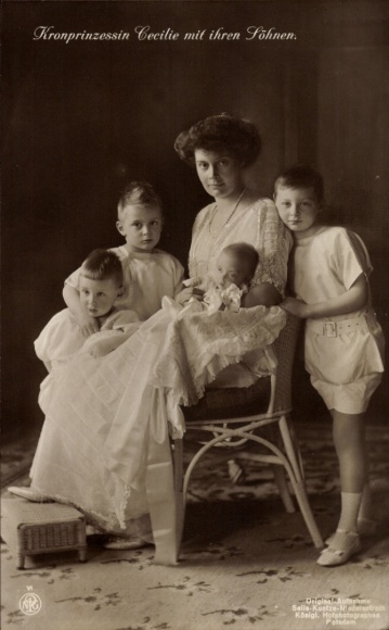 Ak Kronprinzessin Cecilie von Preußen mit ihren Söhnen