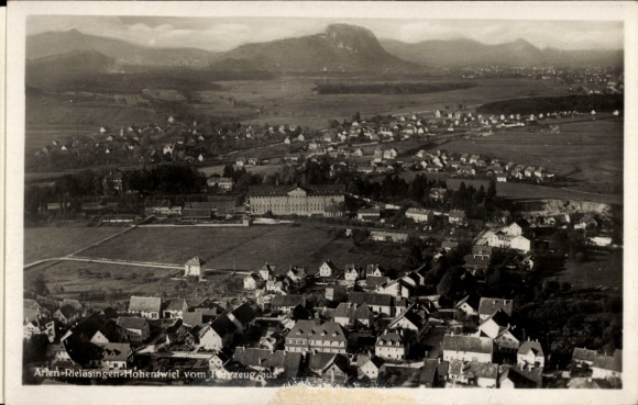 Ak Rielasingen in Baden, Luftaufnahme von  Landschaft, Hohenwiel, Gebäude