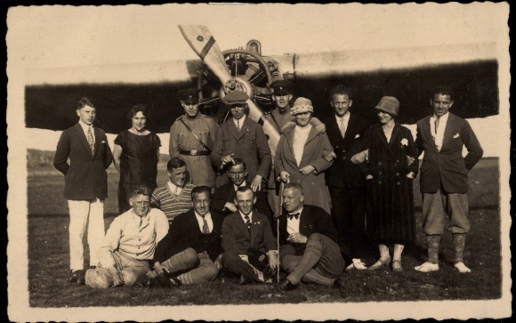 Photo Postcard Wangerooge, aircraft Focke Wulf A 16, group photo, 1924, photographer H. Schröder