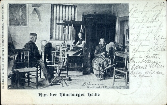 Ak Aus der Lüneberger Heide, Weberin bei der Arbeit am Webstuhl, Spinnrad