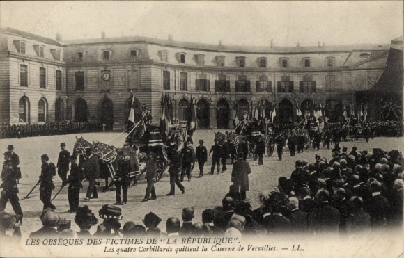 Postcard Versailles Yvelines, The four hearses leave the barracks